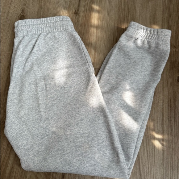 Aritzia TNA Joggers - Picture 3 of 3